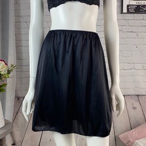 Vanity Fair Black Slip Size: Medium